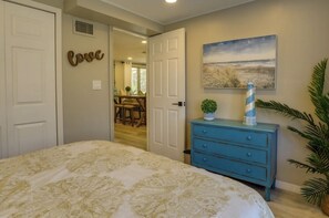 2 bedrooms, WiFi, bed sheets - 2 Bedroom Englewood Home miles from the Beach (Englewood)