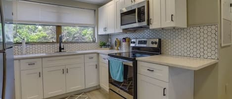 Refrigerador, microondas, horno y parrilla de estufa