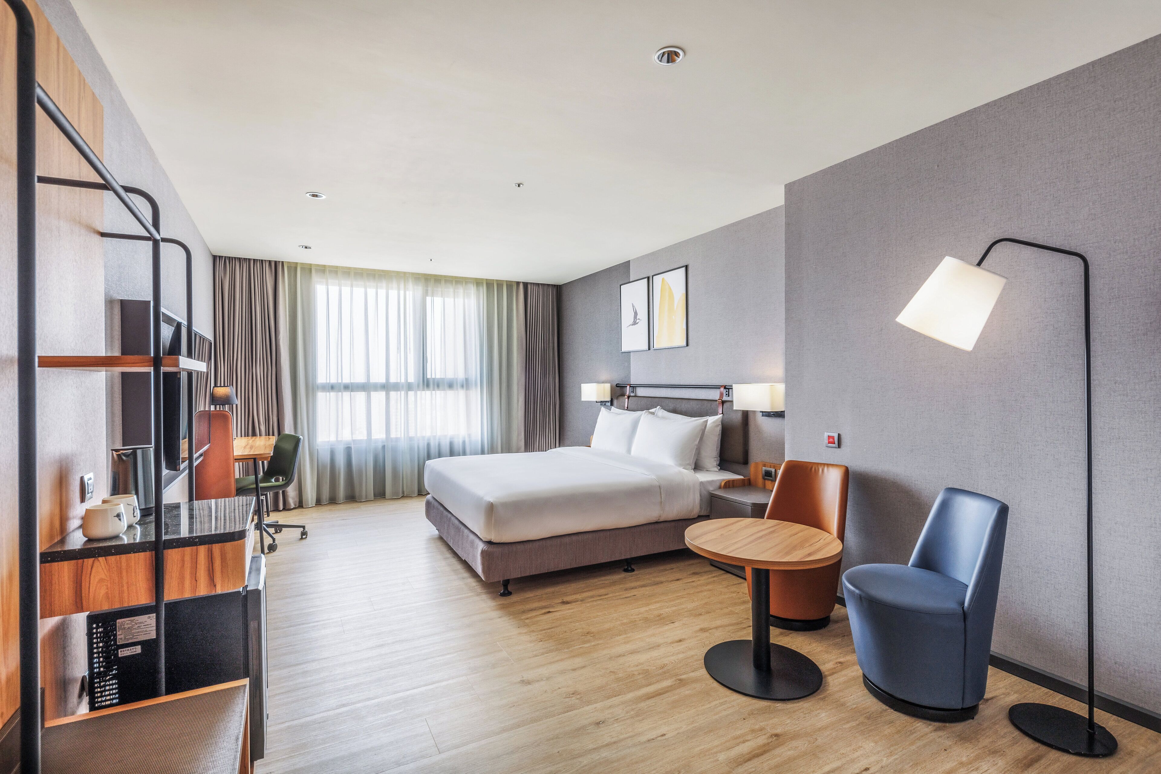 プレミアム ルーム キングベッド 1 台 バリアフリー | 低刺激性寝具、ミニバー、セーフティボックス (室内)、デスク