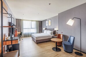 Rom – premium, 1 kingsize-seng, tilgjengelighetstilpasset | Allergitestet sengetøy, minibar, safe på rommet og skrivebord