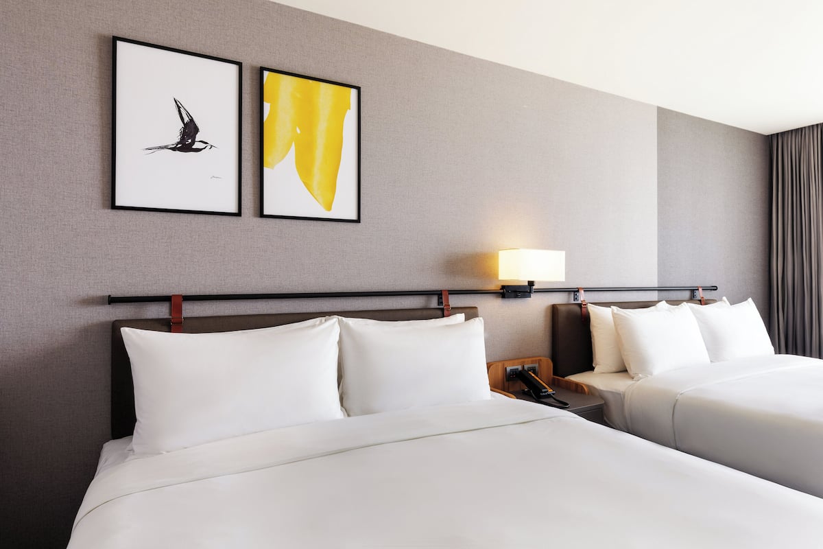 Habitación Premium, varias camas, tina | 1 habitación, ropa de cama hipoalergénica y minibar