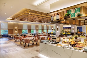 Daily buffet breakfast (TWD 977 per person)
