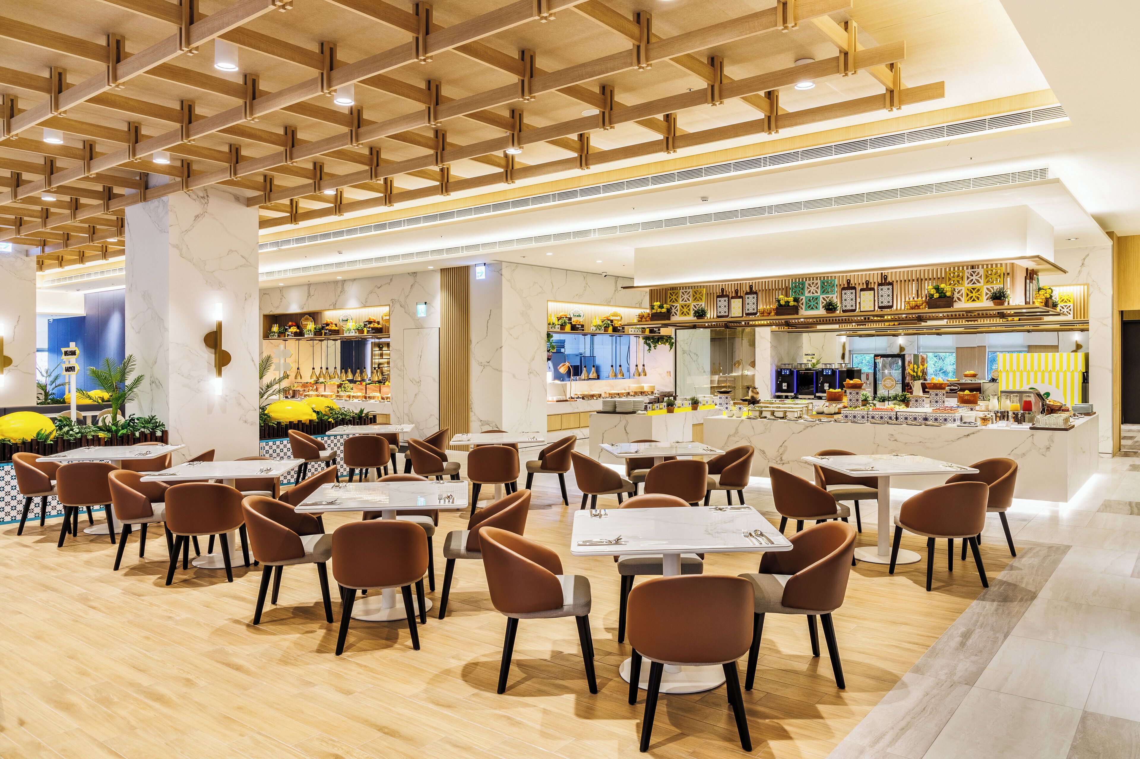 Un restaurante moderno con suelo de mármol, techo de madera y una zona de bar con diversos artículos expuestos.