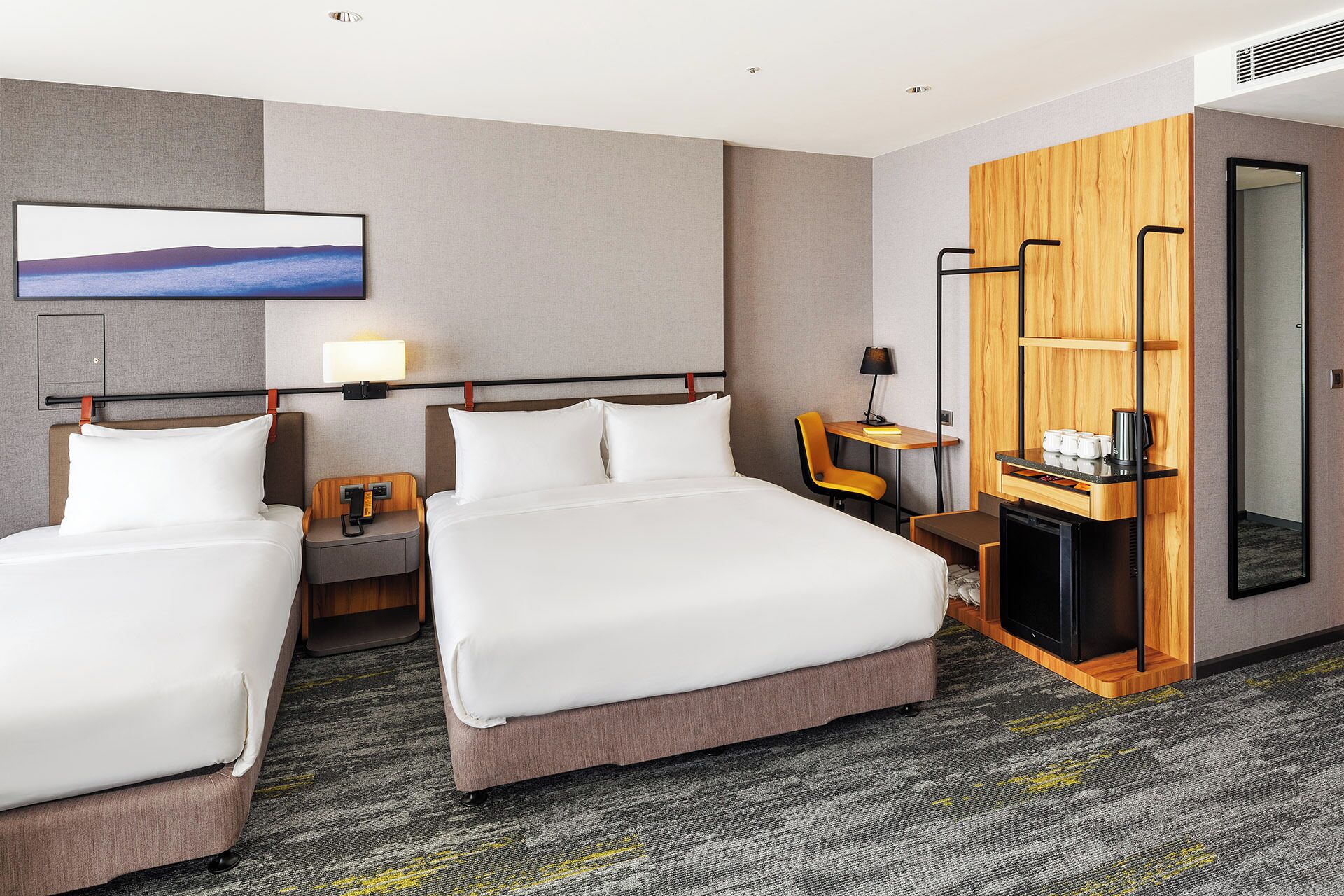 Premium-værelse - flere senge | Allergivenligt sengetøj, minibar, pengeskab på værelset, skrivebord