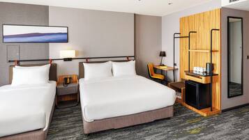 Habitación Premium, varias camas | Ropa de cama hipoalergénica, minibar, caja fuerte y escritorio