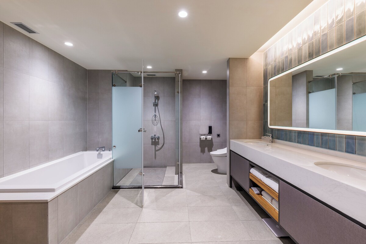 Suite, 1 Bedroom | Hypo-allergenic bedding available, minibar, in-room safe, desk