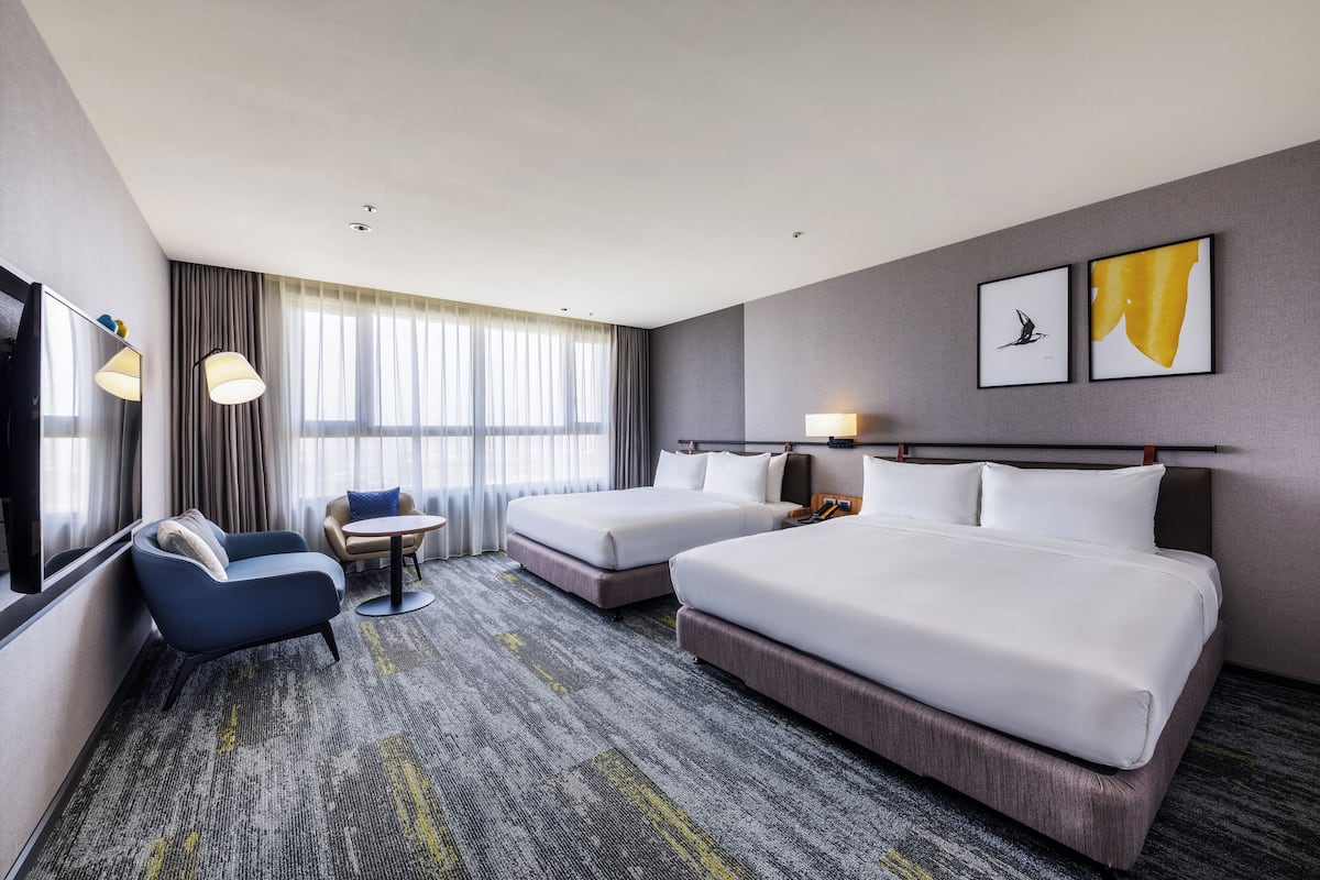 Hypo-allergenic bedding, minibar, in-room safe, desk