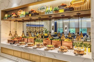 Daily buffet breakfast (TWD 977 per person)