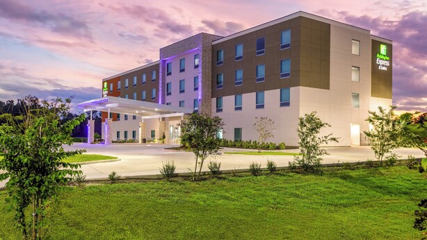 A modern hotel with a covered entrance, multiple floors, and a landscaped front yard. - Holiday Inn Express & Suites Macclenny by IHG (MacClenny)