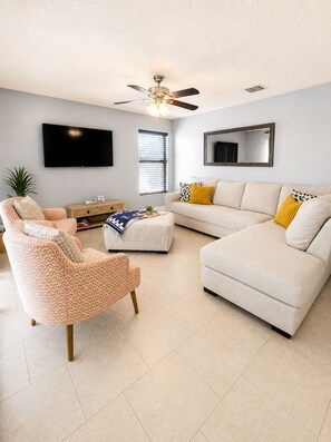 Smart TV - Spacious Sarasota Fl Vacation home 3 bedrooms,2 Bathrooms, pet Friendly ! (Sarasota)