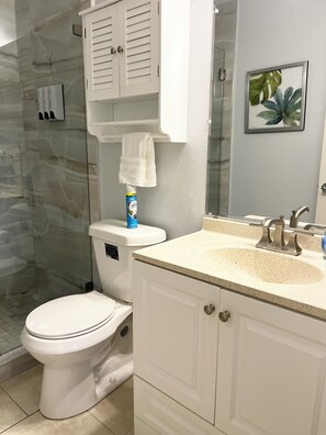 Haartrockner, Handtücher, Seife, Shampoo