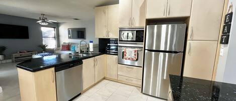 Geladeira, micro-ondas, fogão, cooktop