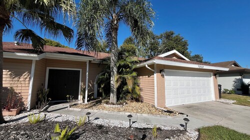 Spacious Sarasota Fl Vacation home 3 bedrooms,2 Bathrooms, pet Friendly !