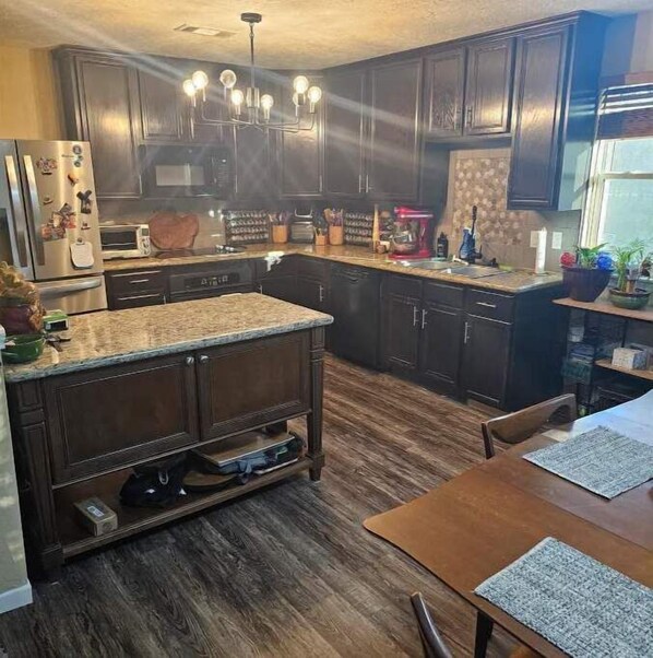 Fridge, microwave, oven, stovetop - Cabin on Spring Creek (Spring)