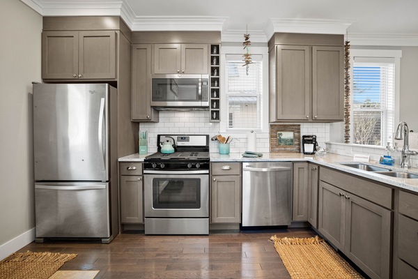 Kylskåp, mikrovågsugn, ugn och spishäll