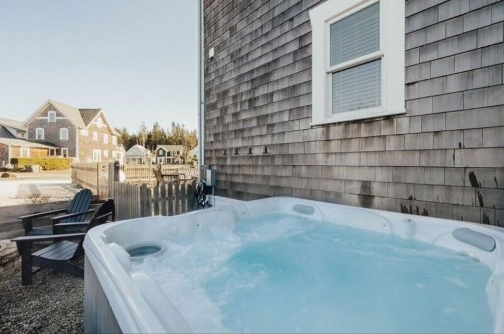 Coastal Farmhouse, EV Charger, Bikes, PVT Hot Tub Dog Friendly, Games, Scooters