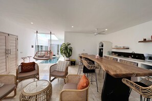 Villa básica | Cocina privada | Refrigerador, microondas, parrilla de estufa y tostadora 