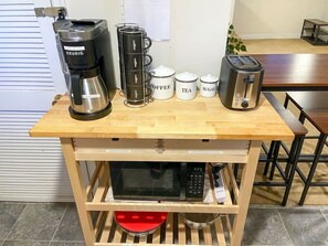 Kaffetrakter/tekoker, kjøleskap, mikrobølgeovn og ovn