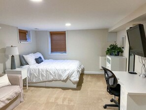 1 soverom, skrivebord, strykejern/-brett og reiseseng for barn