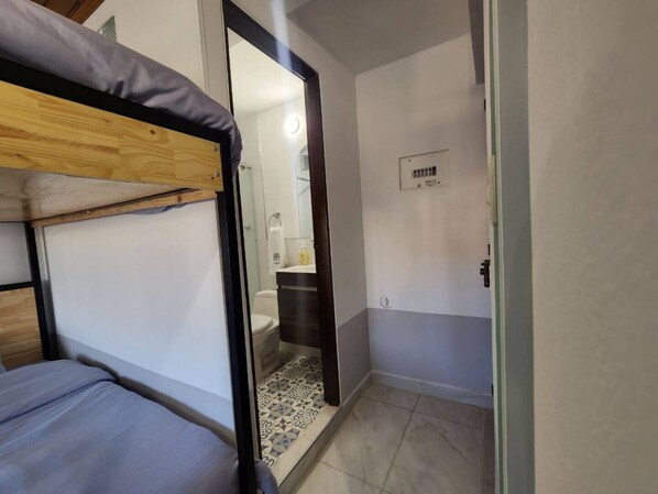 Regadera, toallas, shampoo, papel de baño 