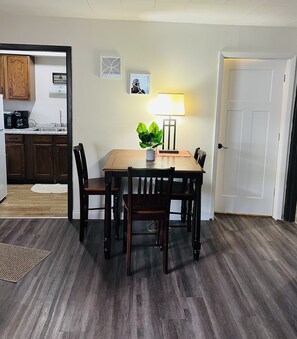 Dining - Cozy retreat across the street from Shawano lake. (Shawano)