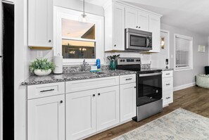 Kylskåp, mikrovågsugn, ugn och spishäll