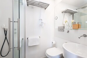 Douche, séchoir à cheveux, serviettes fournies