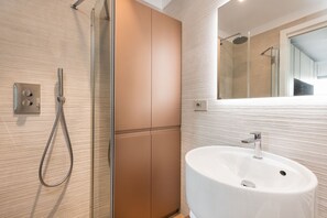 Shower, hair dryer, bidet, towels - Idyllia | Lumina rooftop penthouse in Trastevere (Roma)