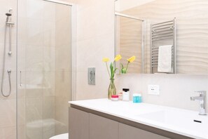 Dusche, Haartrockner, Bidet, Handtücher