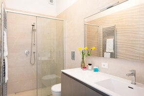 Dusche, Haartrockner, Bidet, Handtücher