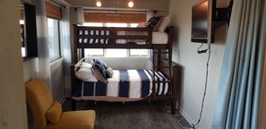 5 bedrooms, iron/ironing board, WiFi, bed sheets