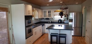 Microwave, oven, stovetop, dishwasher - OWB Beach House a short1/2block walk to the back (Pensacola Beach)