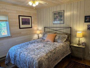 2 bedrooms, desk, WiFi, bed sheets