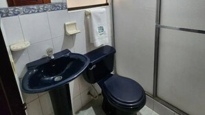 Une petite salle de bain avec un lavabo, des toilettes et un miroir.