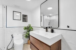 Asciugacapelli, bidet, asciugamani, sapone