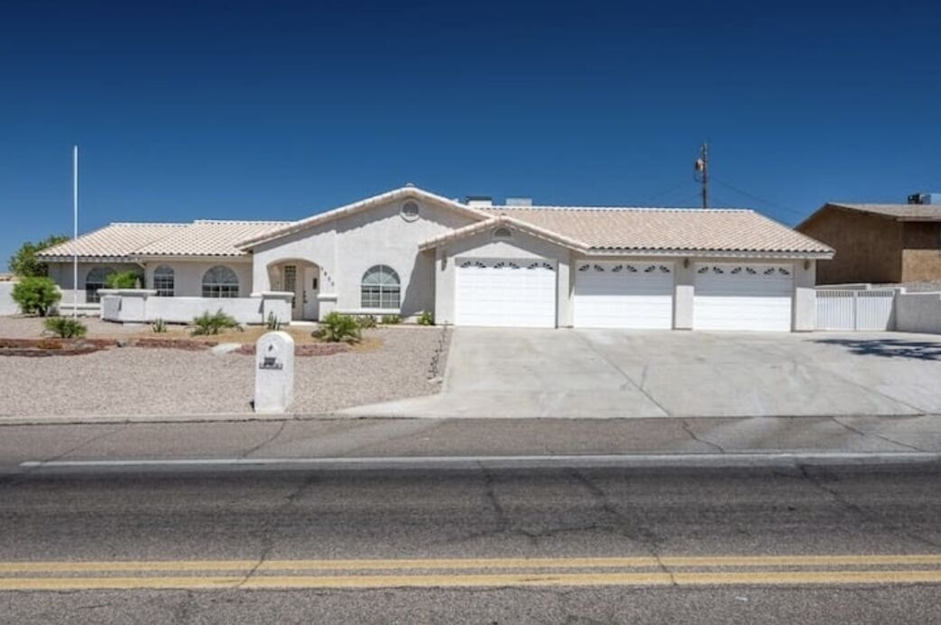 Sleeps18,  Spacious and Clean 5-bedroom, 4 Full-Bathrooms House