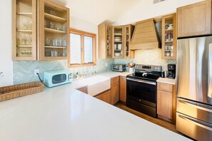 Réfrigérateur, four à micro-ondes, un four, surface de cuisson