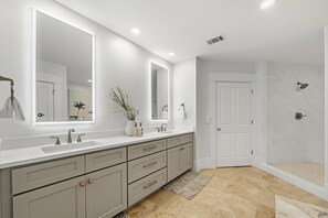 Douche, sèche-cheveux, serviettes fournies