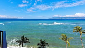 Una playa tropical con aguas azul cristalino y palmeras.