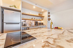 Coffee/tea maker, fridge, microwave, stovetop