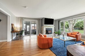 Living area - Charming 3-bedroom house with AC and WiFi in delightful Monona. (Monona)