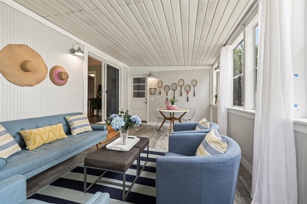 Living area - Charming 3-bedroom house with AC and WiFi in delightful Monona. (Monona)