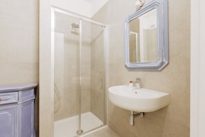 Dusche, Haartrockner, Bidet
