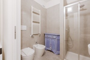 Dusche, Haartrockner, Bidet