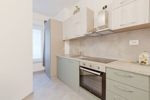 Kühlschrank, Ofen, Herdplatte, Geschirrspüler