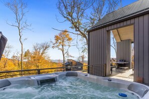 Outdoor spa tub - Modern 4BR Cabin on Sugar Mtn: Hot Tub, Fire Pit & EV Charger (Banner Elk)