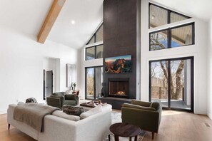 Smart TV, fireplace