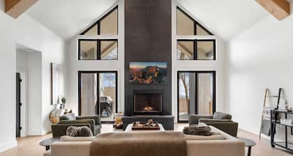 Modern 4BR Cabin on Sugar Mtn: Hot Tub, Fire Pit & EV Charger