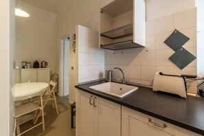 Interior - GuestHost - Comfortable apartment located on the mezzanine floor of a renovated period building, with four floors in total. There is a flight of stairs at the entranceIt accommodates 4 people in 100 m2 of spaceIt is a 17-minute walk from the MM Lepanto m (Roma)