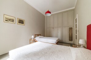 2 habitaciones, tabla de planchar con plancha, wifi y ropa de cama 